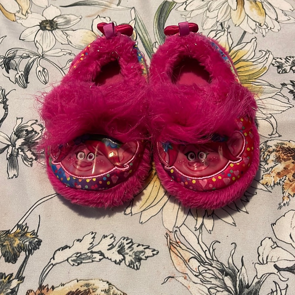 Toddler Girls trolls slippers. Size 9/10